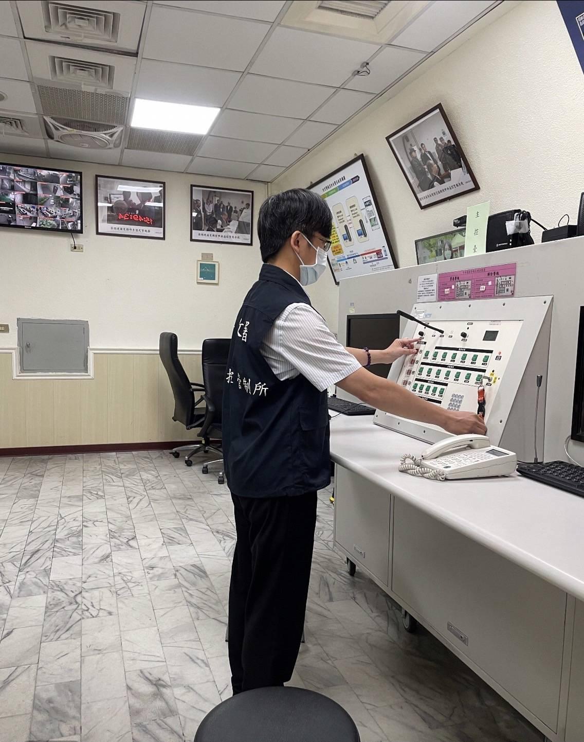 民防指揮管制所人員近期24小時待命。（警政署提供）