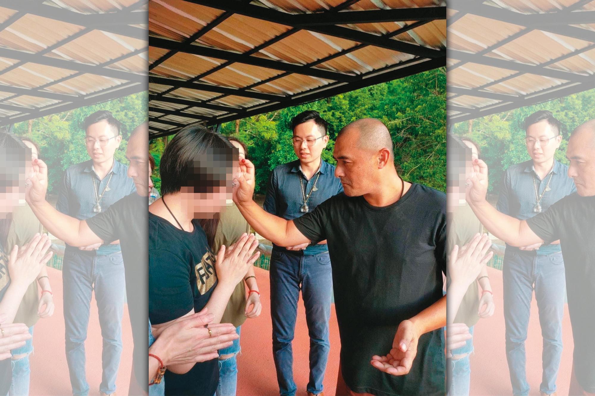 王證凱（中）帶學員到泰國接受大師Arjan Noi（右）灌頂。（翻攝蓮花廟臉書）