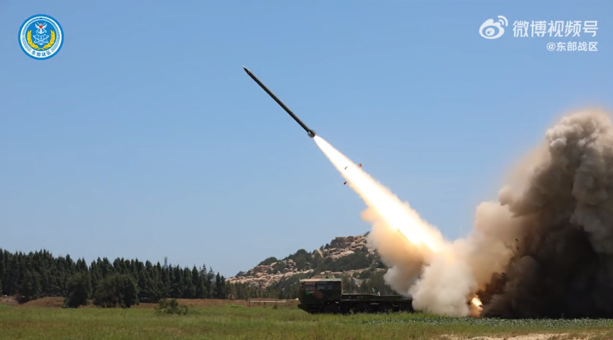 中國解放軍東部戰區今宣布再對台灣北部、西南、東部海空域進行實彈演習,圖為4日解放軍遠程實彈射擊畫面。(翻攝自東部戰區微博)