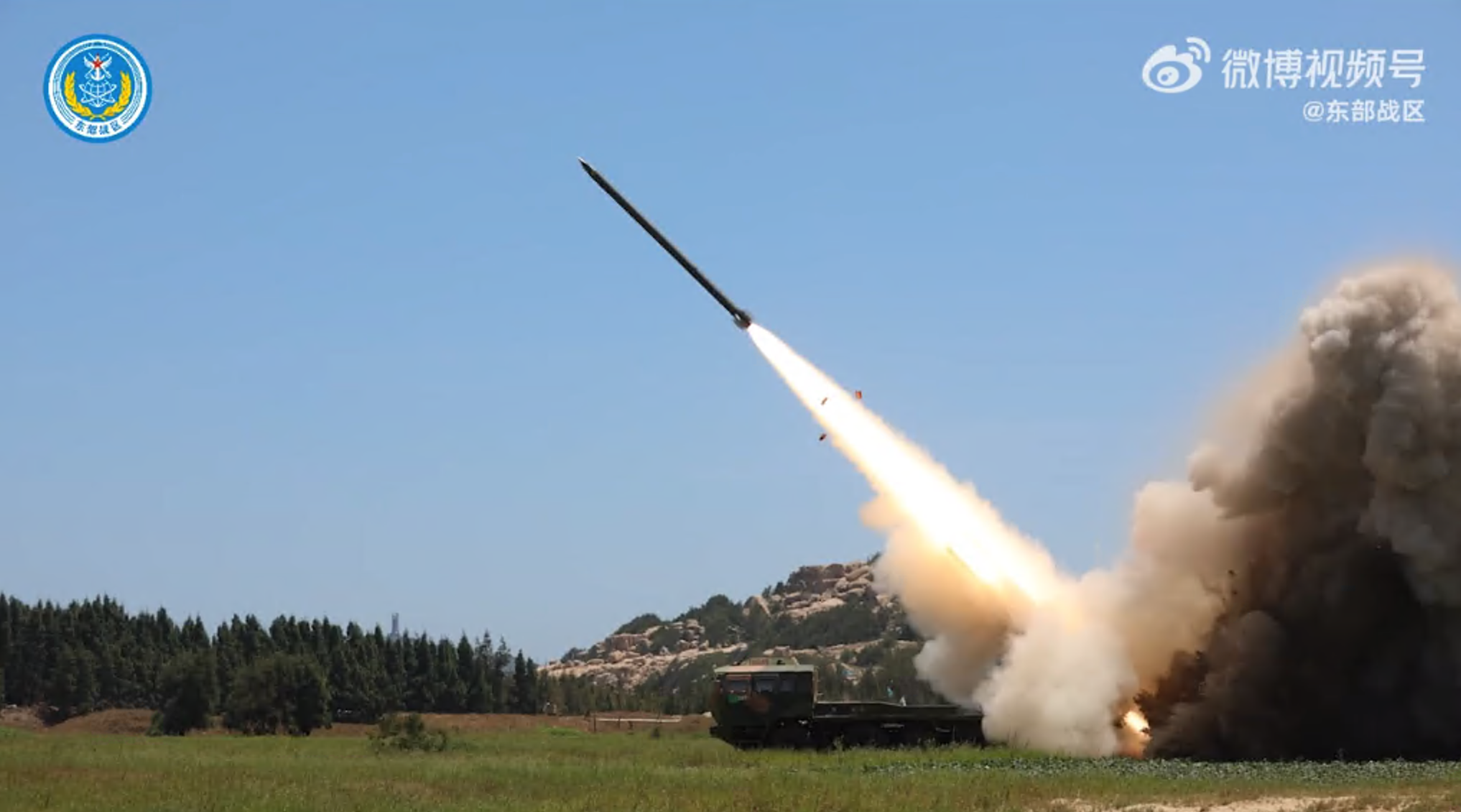 中國解放軍東部戰區今宣布再對台灣北部、西南、東部海空域進行實彈演習，圖為4日解放軍遠程實彈射擊畫面。（翻攝自東部戰區微博）