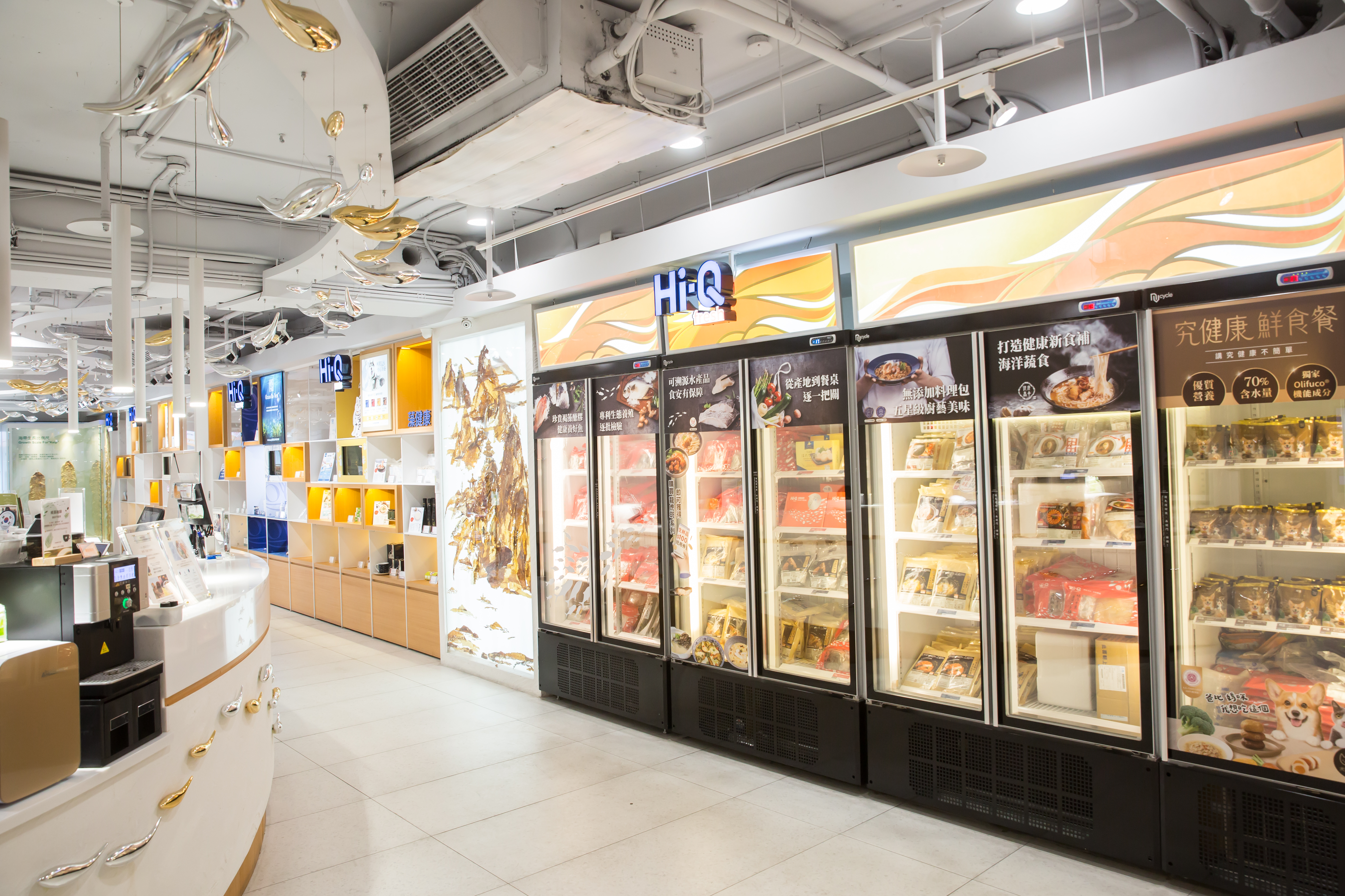 2019年創立的Hi-Q褐藻生活館,面積近300坪,有免費咖啡餅乾、亦有餐廳美食還有友善寵物區域,是結合褐藻與社會服務的平台。
