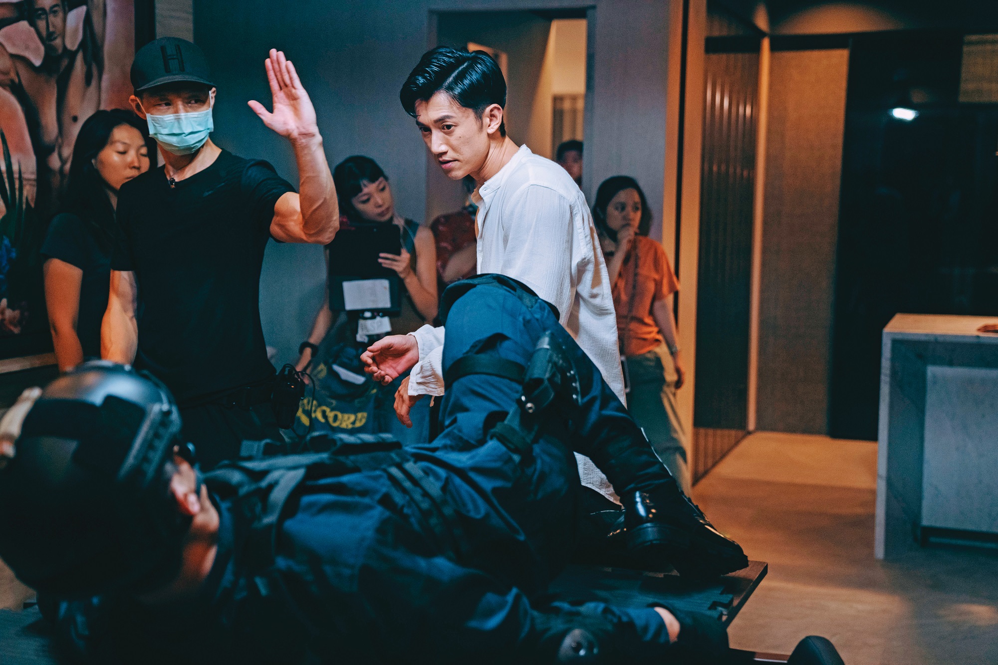 吳慷仁(右)飾演的天菜學長有打鬥和大尺度裸戲。(Netflix提供)