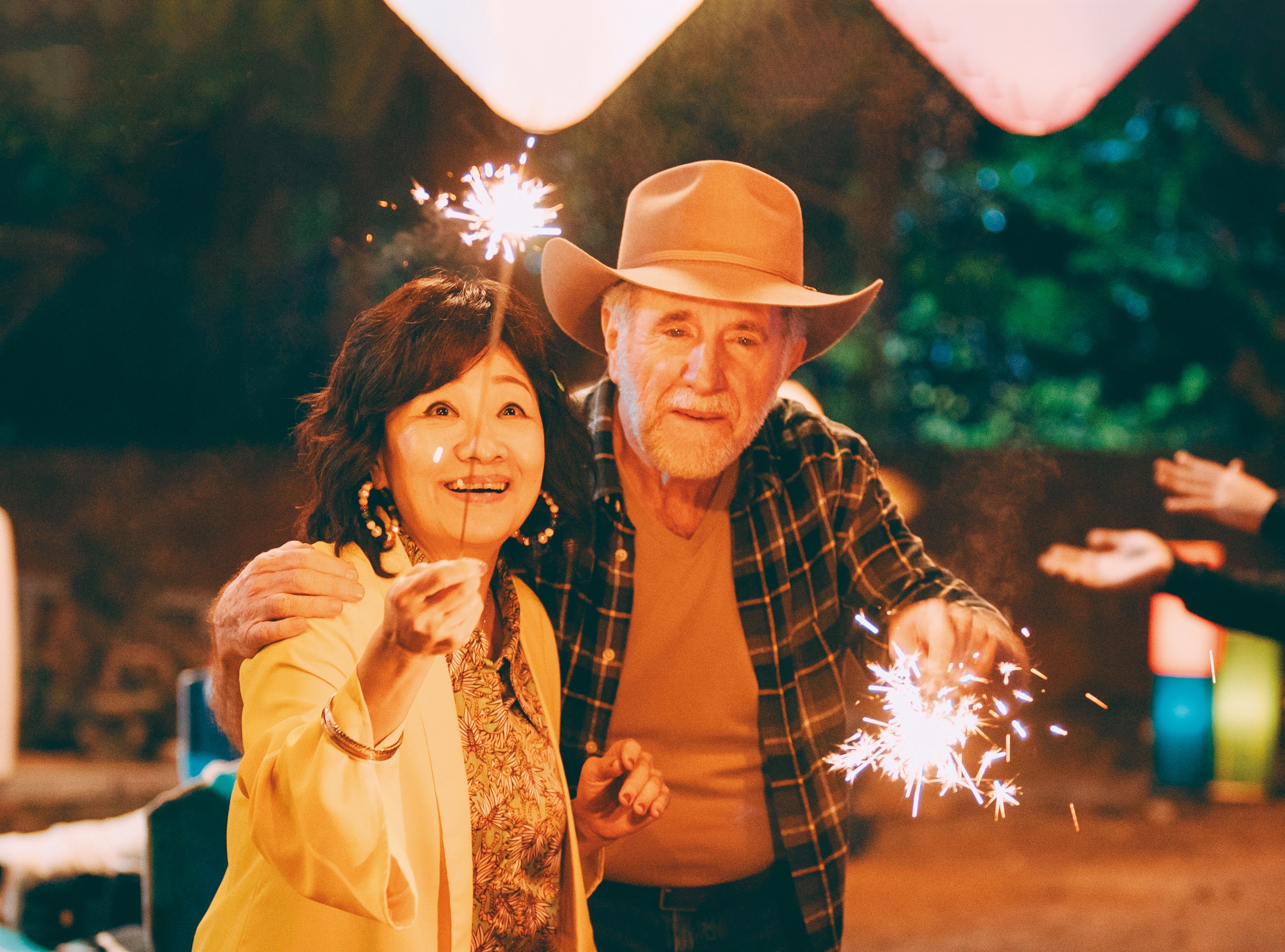 Richardson（右）通過視訊試鏡，遵照14加7天的隔離規定，順利來台出演比莉（左）的澳洲老公。（Netflix提供）