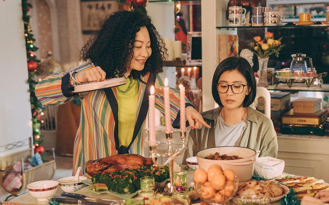 女主角賈靜雯（右）首度擔任製作人，居中勸說比莉（左）演出，功不可沒。（Netflix提供）