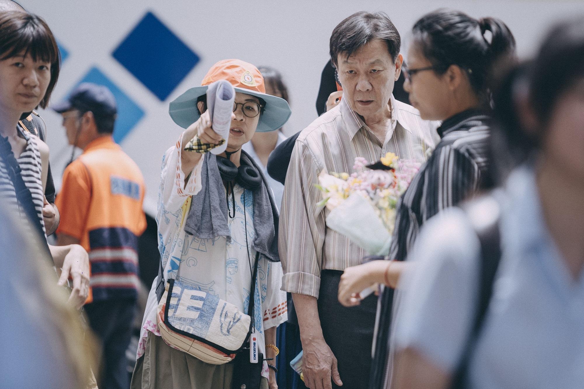 總導演陳慧翎（後排左二）力邀寇世勳（後排右二）等多位資深演員加入，激起三代人的青春回憶。（Netflix提供）