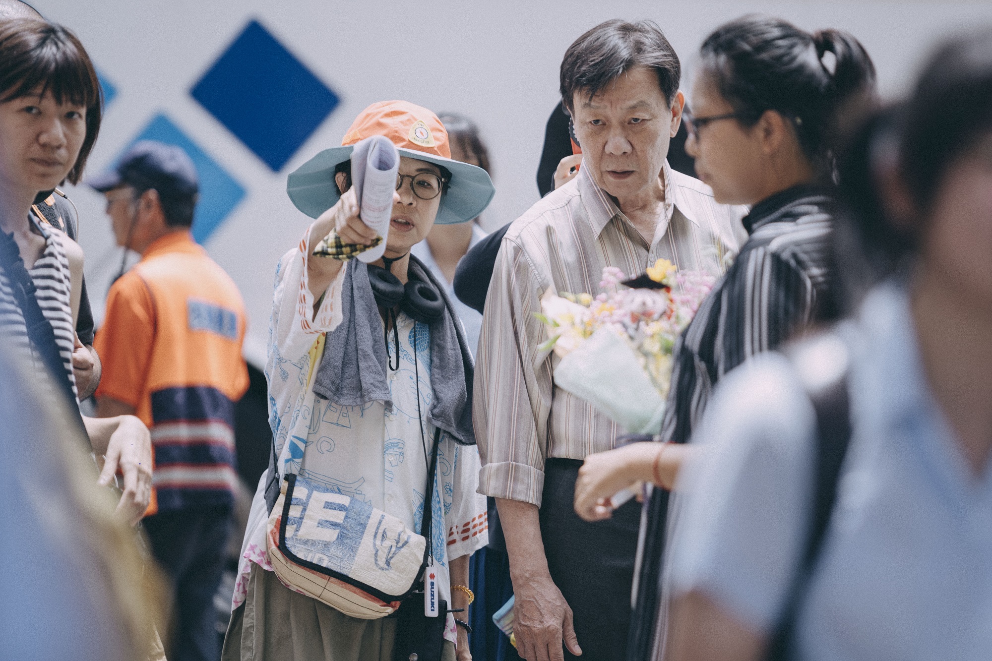 總導演陳慧翎(後排左二)力邀寇世勳(後排右二)等多位資深演員加入,激起三代人的青春回憶。(Netflix提供)