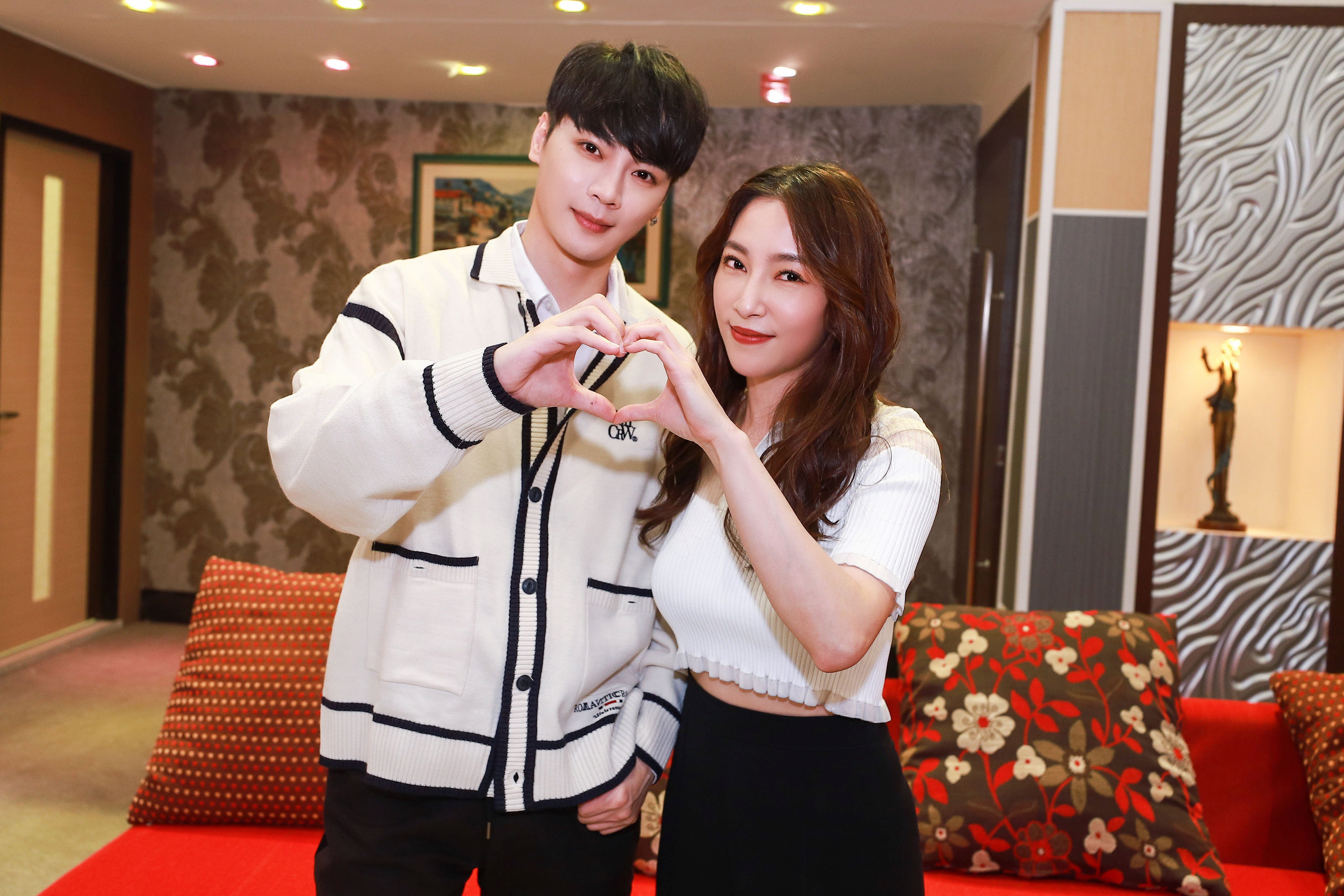 張家瑋跟古曜威在八點檔《黃金歲月》中飾演關係曖昧的學姊跟學弟。（民視提供）