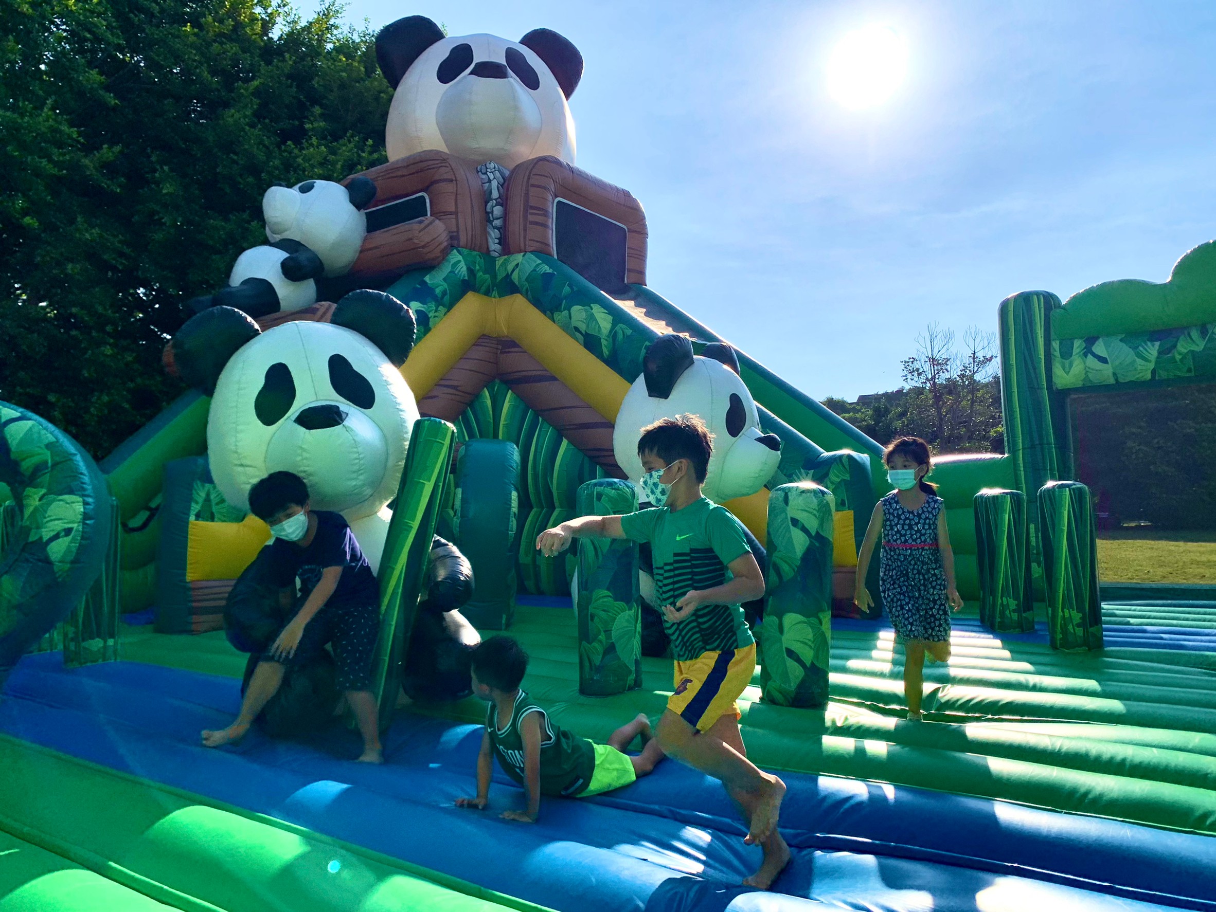 不玩水的民眾則可到各種動物主題氣墊設施遊戲。（高雄市觀光局提供）