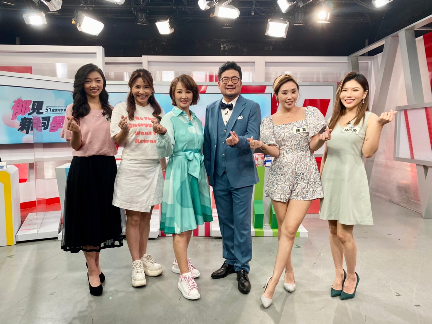 由郁方、廖慶學主持的《郁見新同學》最新一集找來來賓購物天后陳真、核心女王甄莉、中醫師林妍余、營養師夏子雯來討論「秋天不好好睡覺…小心！身體找你『秋後算帳』！？」。（完美國際提供）