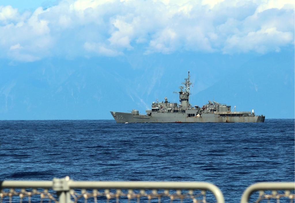 解放軍持續在台灣周邊海域軍演，新華社報導稱「這是某艦官兵在瞭望觀察。」疑似拍下我軍在東部海域跟監共艦畫面。（翻攝自新華社）