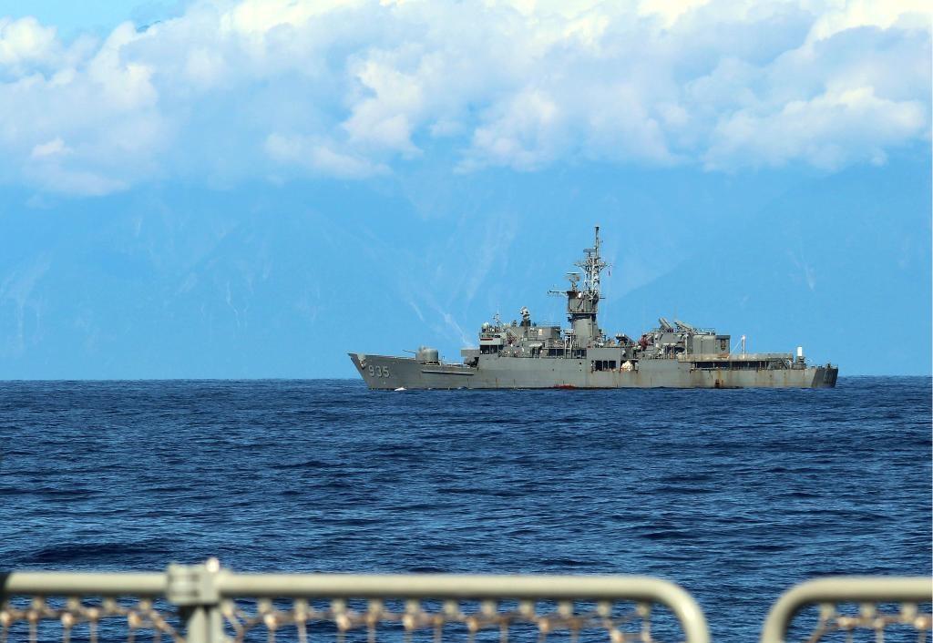 解放軍持續在台灣周邊海域軍演，新華社報導稱「這是某艦官兵在瞭望觀察。」疑似拍下我軍在東部海域跟監共艦畫面。（翻攝自新華社）