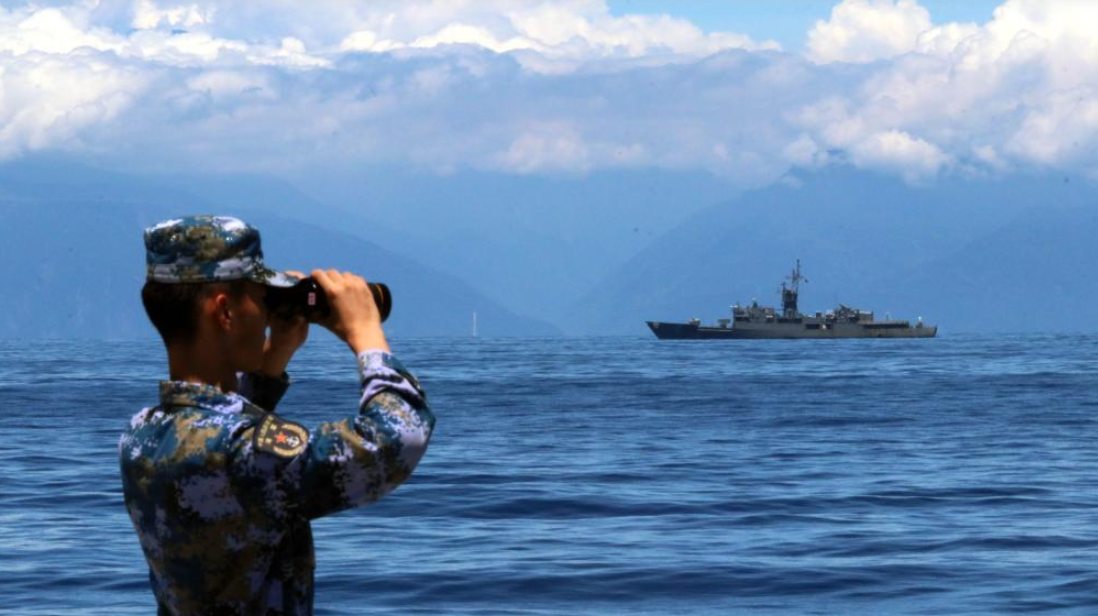 解放軍釋出一系列照片似在跟監我國軍艦，不過被懷疑是P圖。（翻攝自新華社）