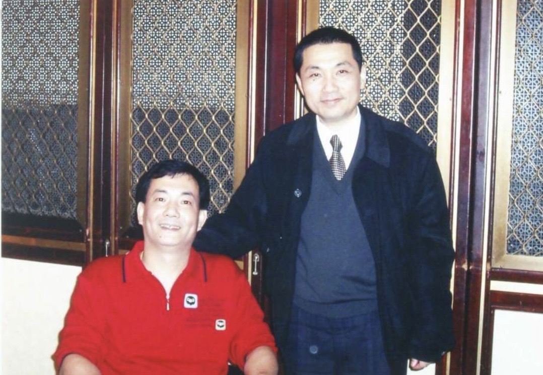 時任北市霹靂小組副大隊長侯友宜曾勸劉旺德適時放下。（翻攝劉旺德臉書）