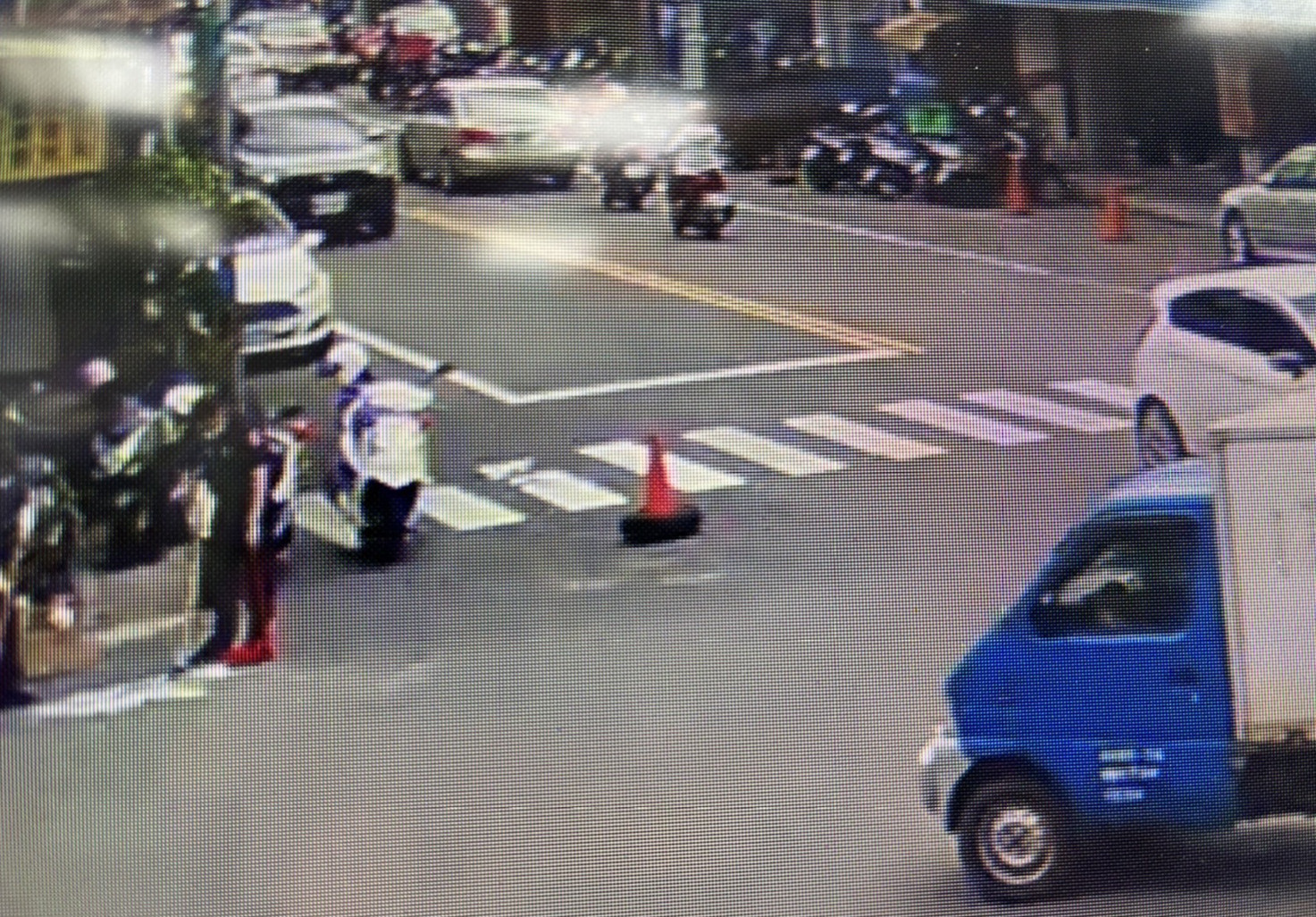 監視器拍下員警清掃路上玻璃的畫面。（翻攝畫面）