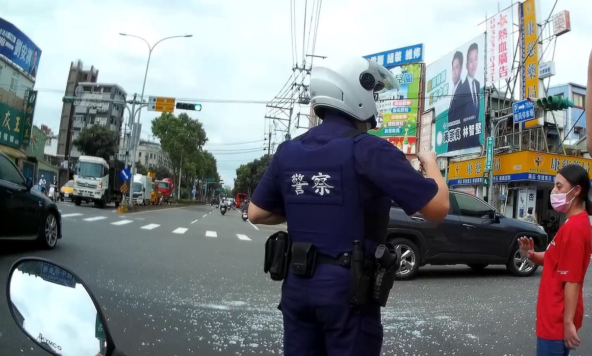 員警接獲報案後，正在跟現場民眾詢問意外發生情況。（翻攝畫面）