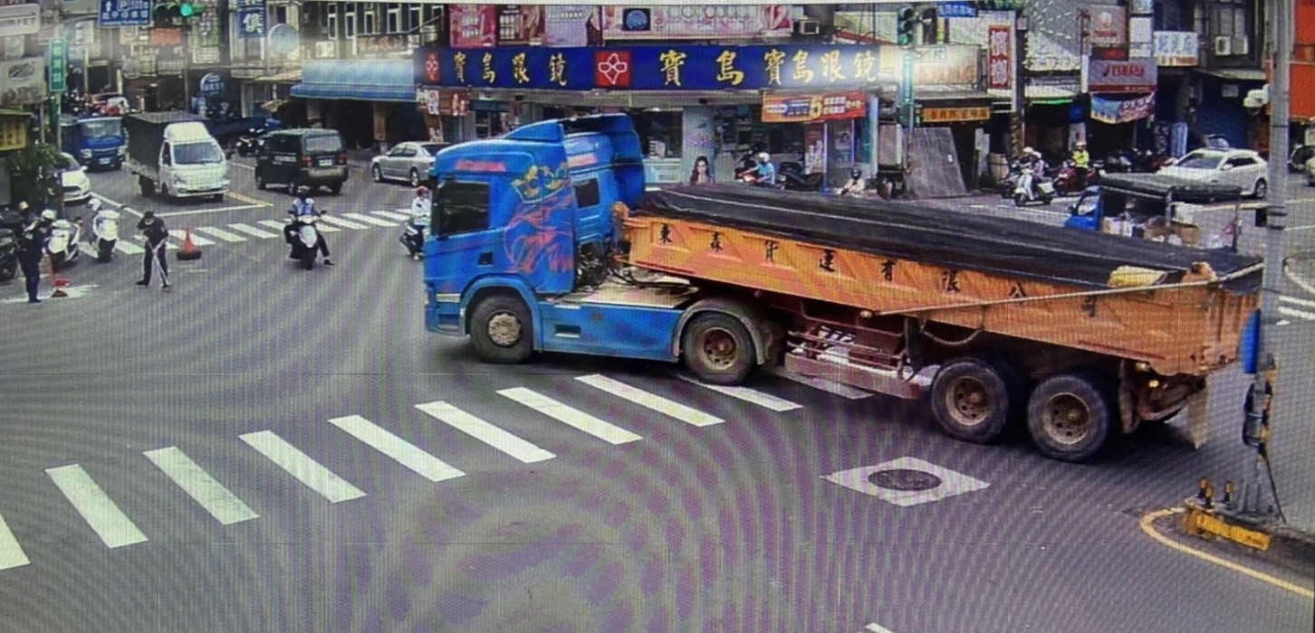 黃姓貨運司機車上玻璃掉落，警方趕赴現場處理。（翻攝畫面）