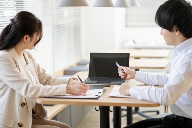 一位男網友透露自己與人妻同事不小心發生關係，不知道如何處理而上網求救。（示意圖 ，photoAC）