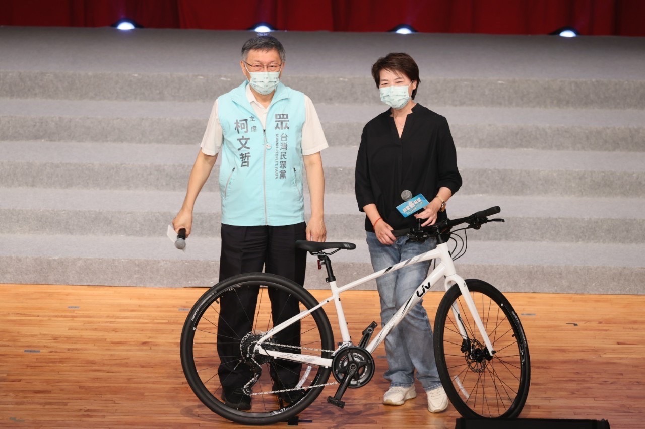 黃珊珊（右）出席台灣民眾黨黨慶，看到柯文哲（左）牽單車出場不禁落淚。（民眾黨提供）