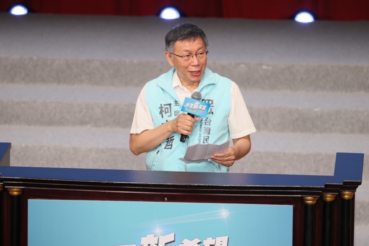 柯文哲致詞時除細數民眾黨功績與願景，也狂轟執政黨傲慢。（民眾黨提供）