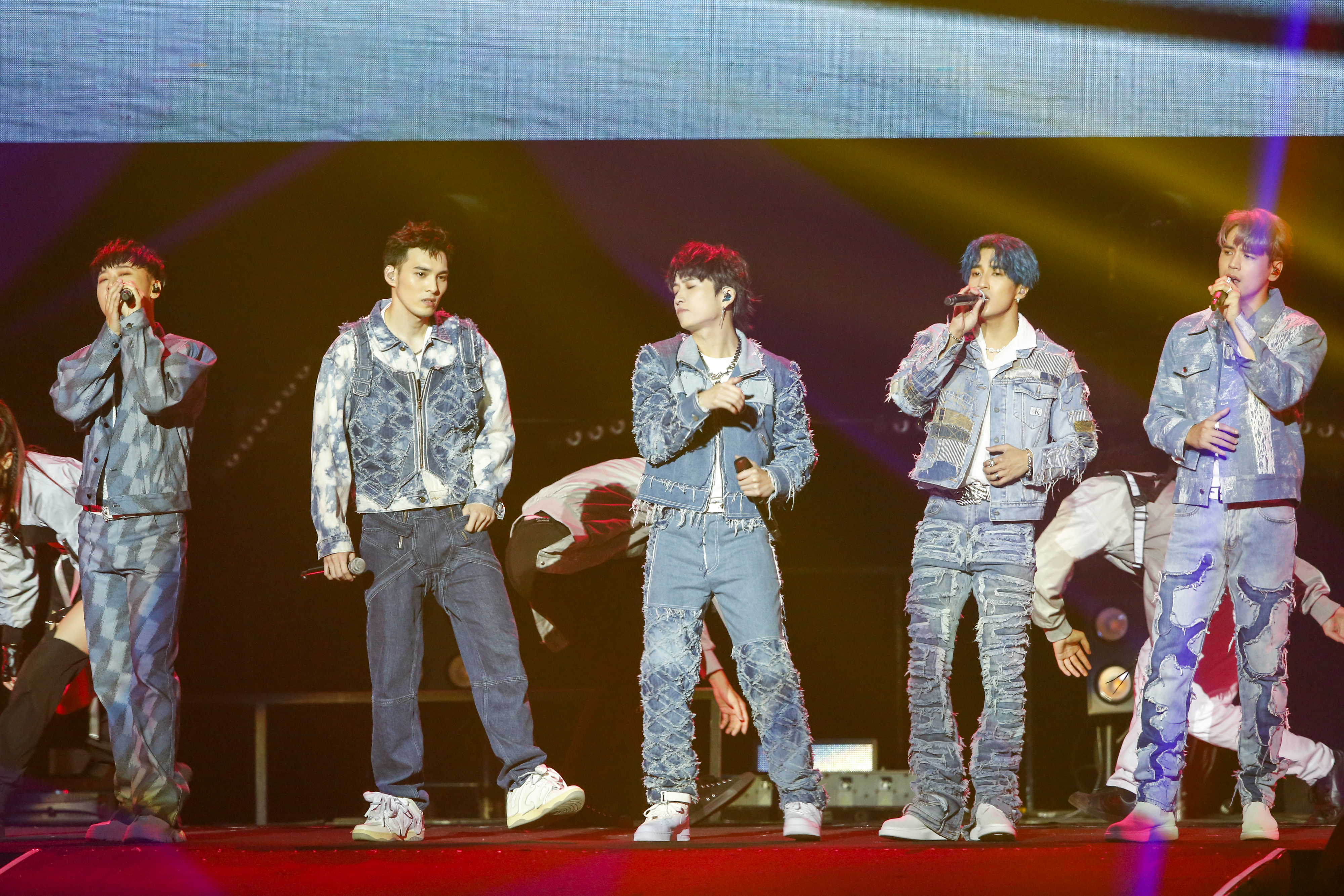 邱鋒澤（中）、陳零九（右一）、婁峻碩（又二）、小賴（左一）、黃偉晉（左二）組成的「五堅情」於今（6）日在台北小巨蛋開唱。