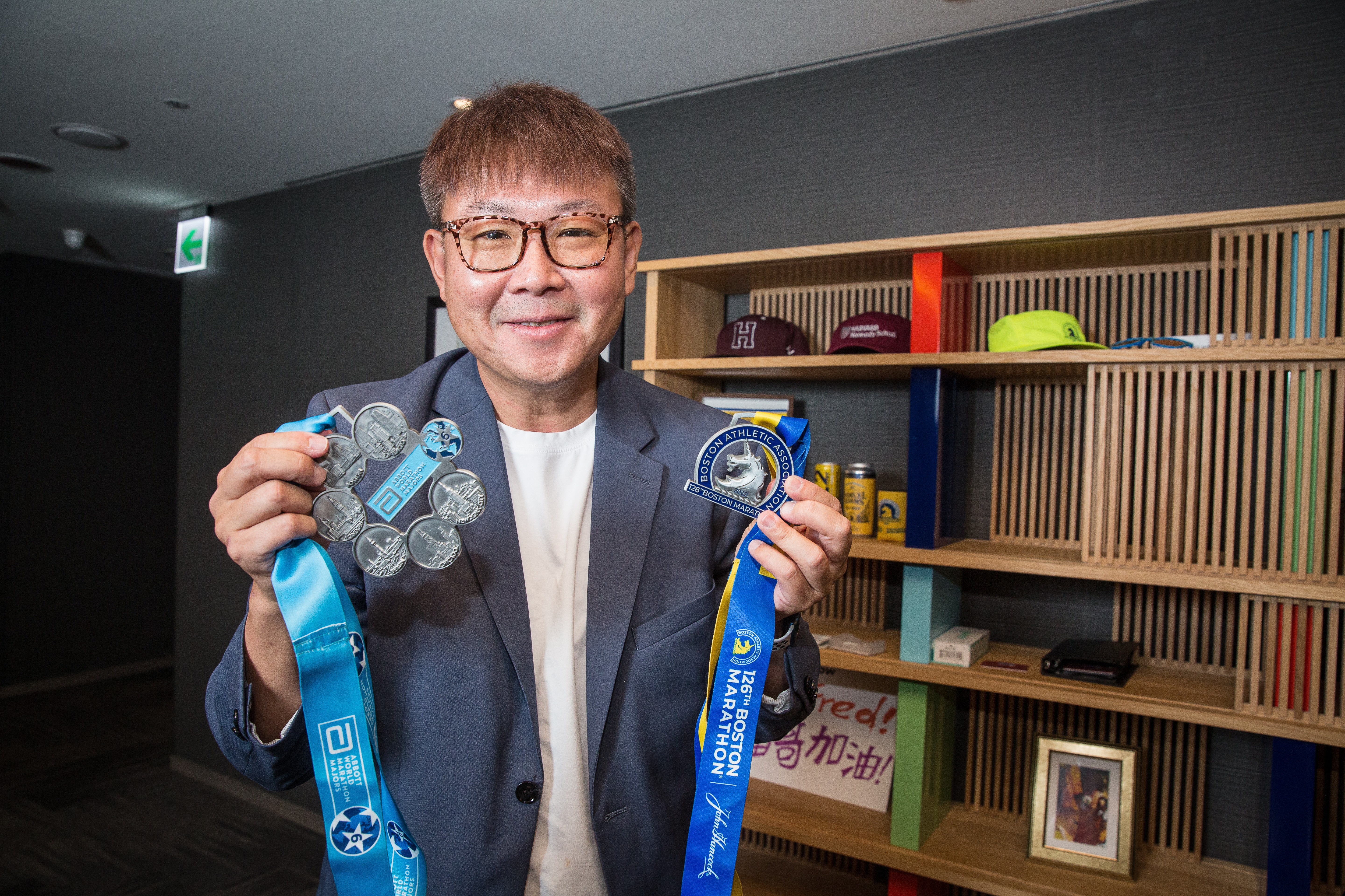 拿起世界六大城市馬拉松完賽的紀念，盛弘董座楊弘仁說，自己每次聊到跑馬拉松就會非常開心。