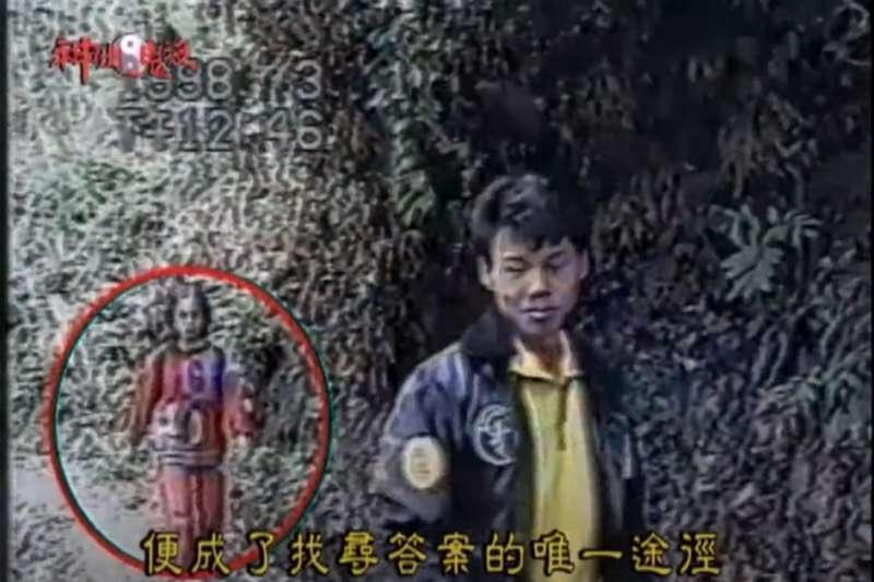 還記得當年震驚社會的紅衣小女孩嗎?祂堪稱一代登山奇才。(誤)(翻攝自《神出鬼沒》)