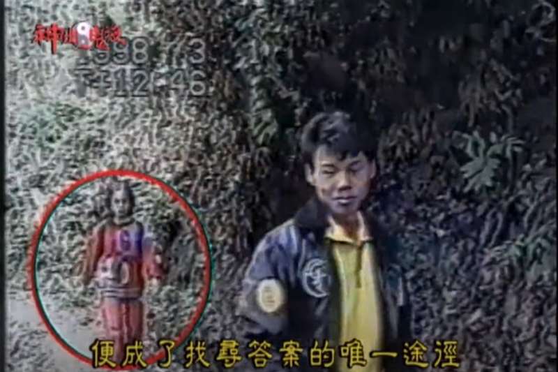 還記得當年震驚社會的紅衣小女孩嗎?祂堪稱一代登山奇才。(誤)(翻攝自《神出鬼沒》)