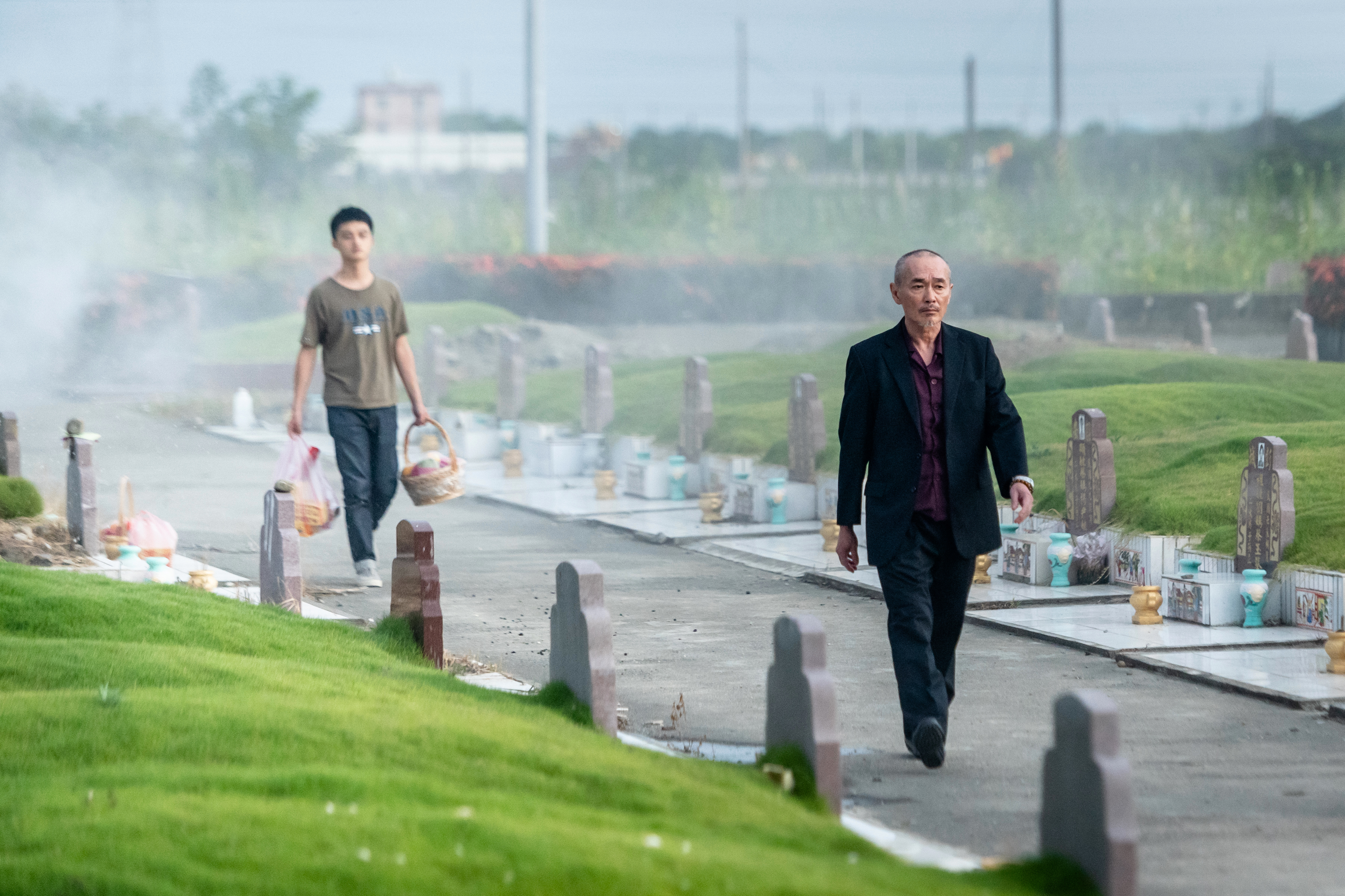 《兜兜風》透過主角父子如兩條平行線的生活呈現親子間緘默的互動，男主角林鉅（右）並入圍第58屆金馬獎最佳新演員獎。（瀚草文創提供）