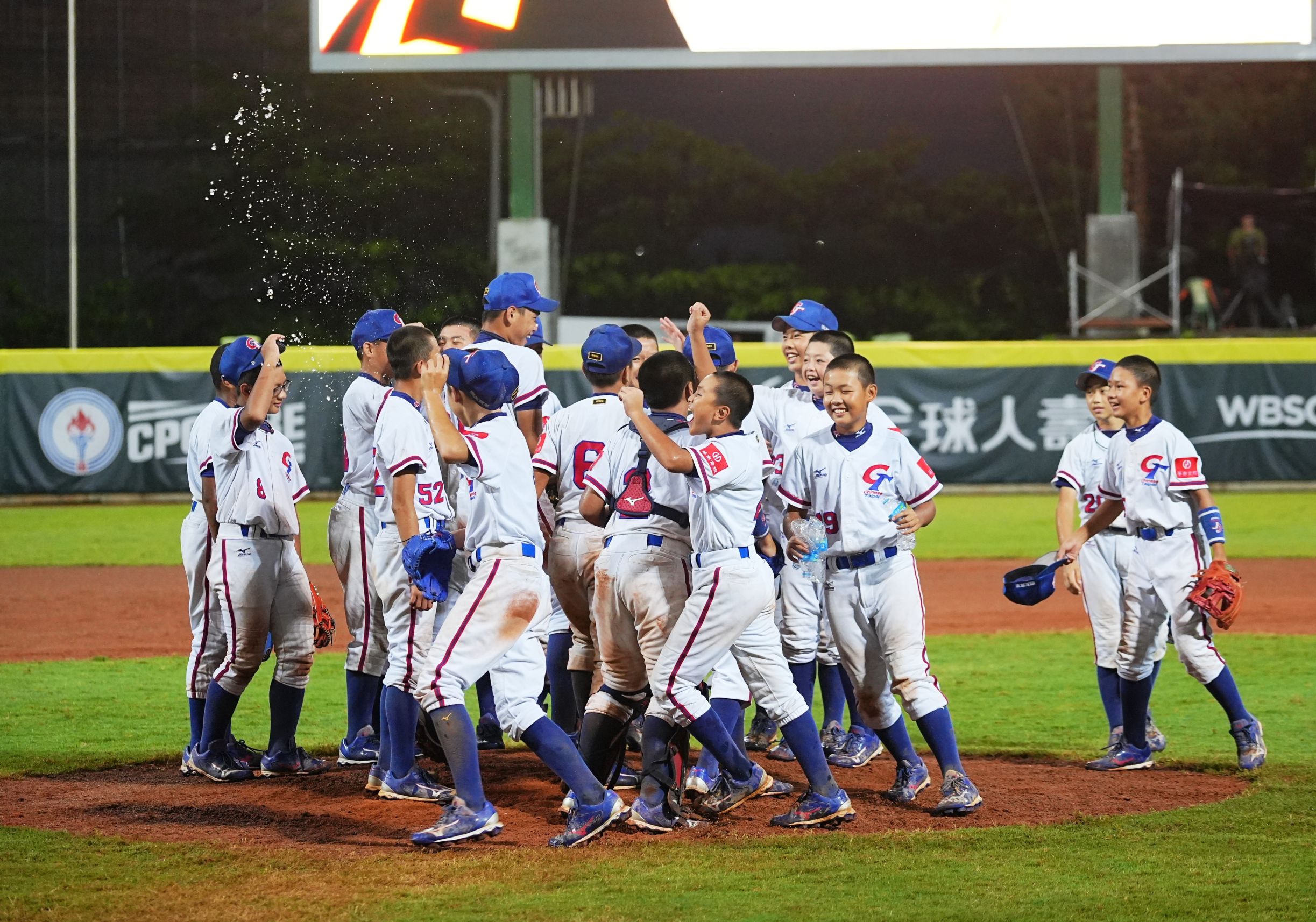 台灣隊火力全開，全壘打、安打接續上演，成功將勝利留在台灣。