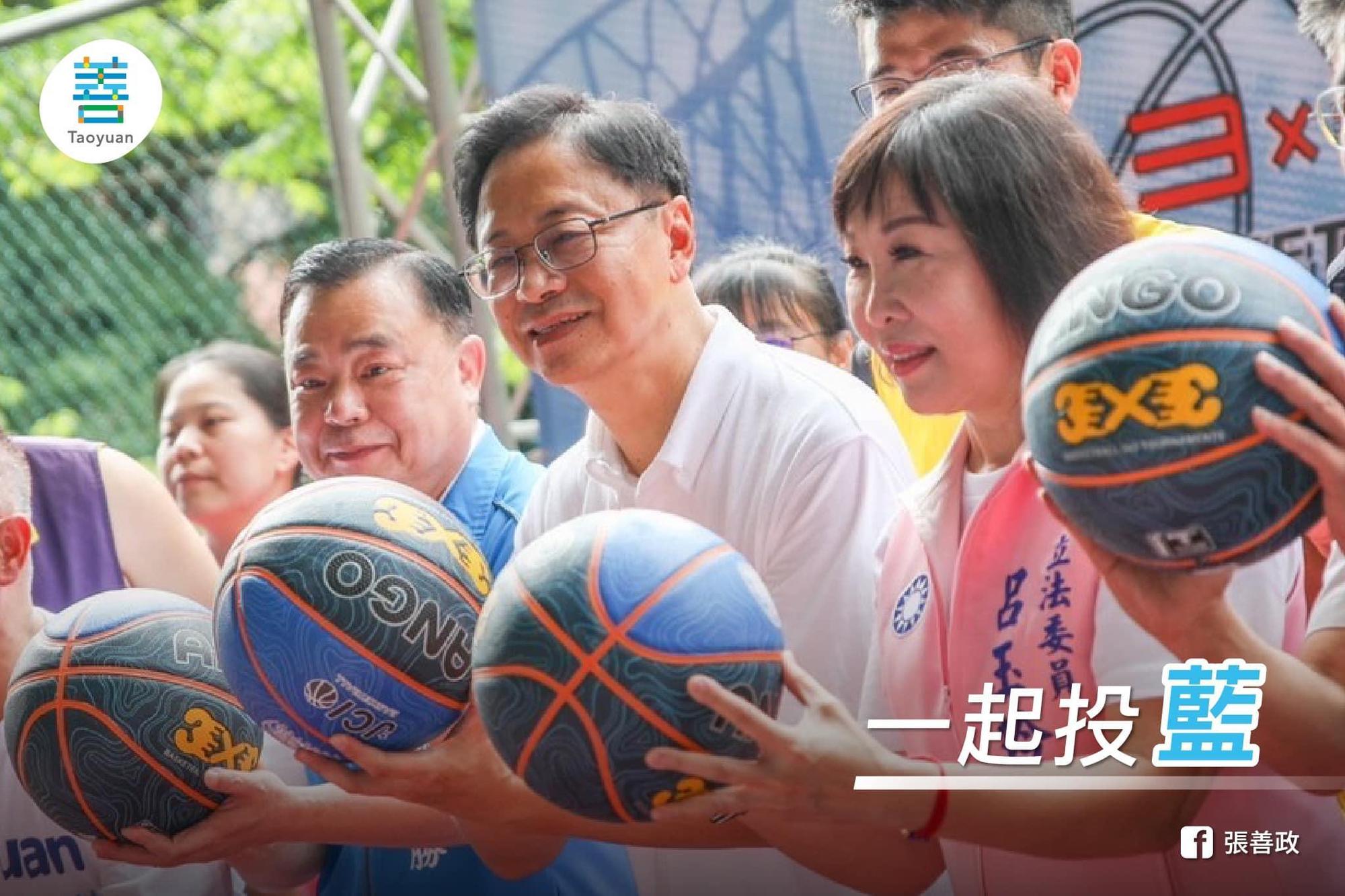 張善政（中）今與邱奕勝（左）、呂玉玲（右）合體，營造藍營大團結氣勢。（翻攝自張善政臉書）