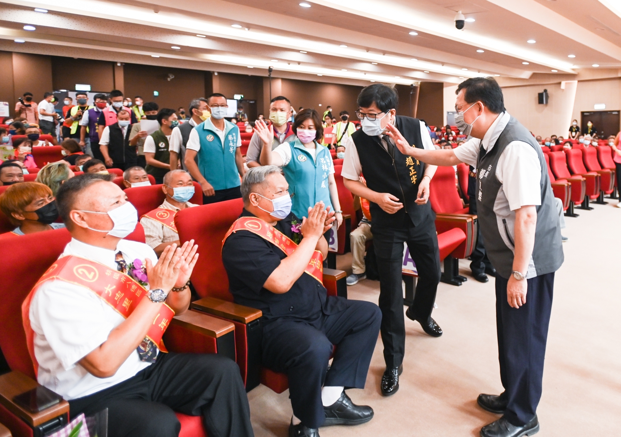 鄭文燦今出席八德區模範父親表揚活動，對於張善政的說法他認為選舉不應該留在政治的漩渦裡面打轉。（桃園市政府提供）