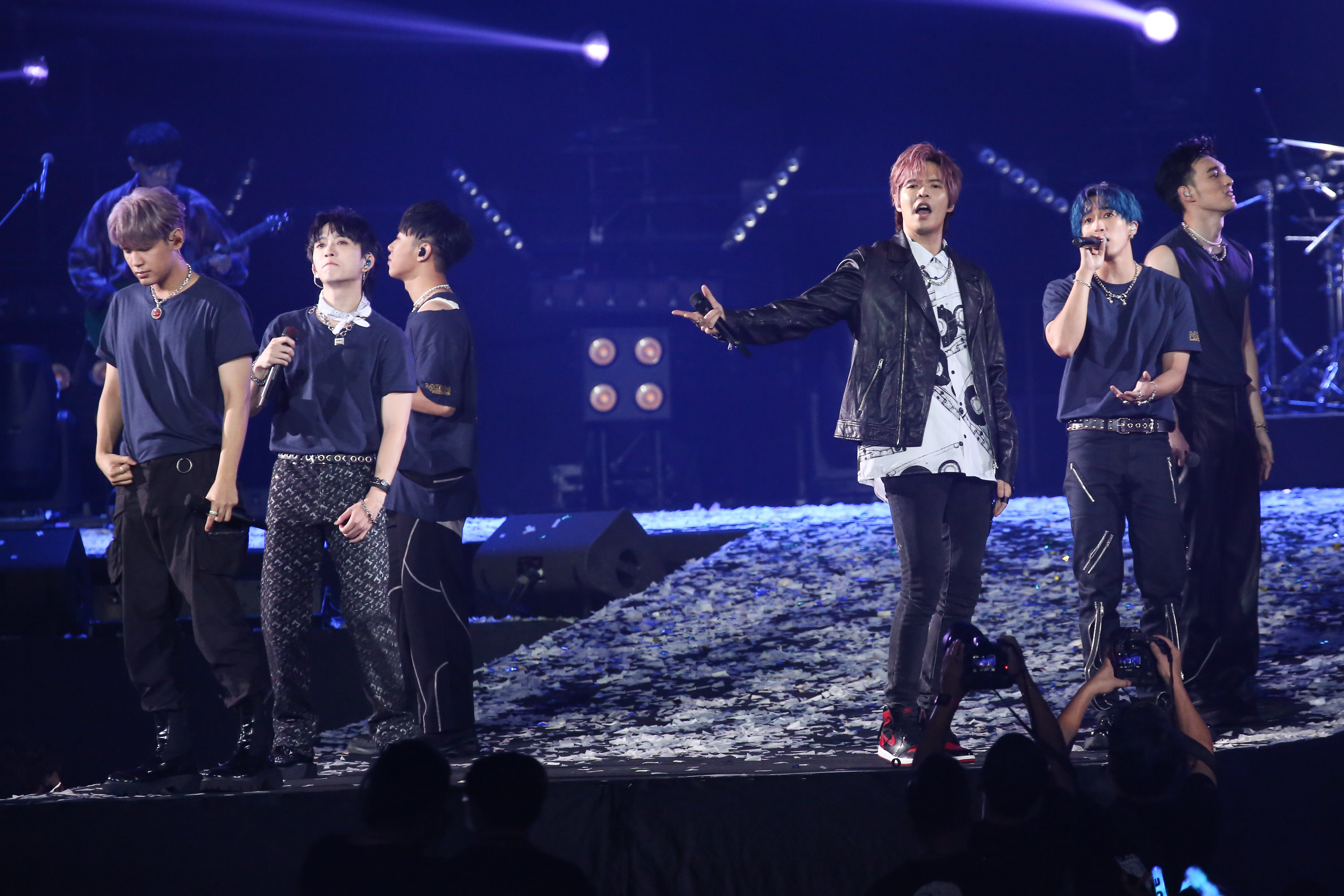 樂團「八三夭」一首超級洗腦的經典歌曲〈東區 東區〉，再把整場演唱會的氣氛上推最高點。