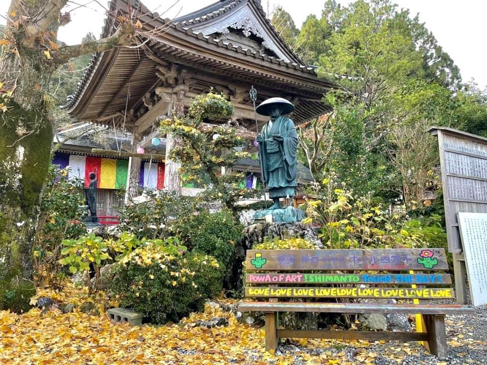近來寺廟還引進普普藝術，展現多元的中外藝術包容的雅量。