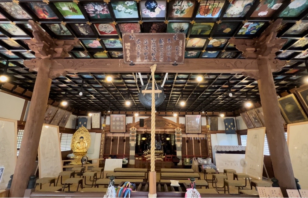 向全國募集而來的畫作被嵌入寺廟的天花板上。