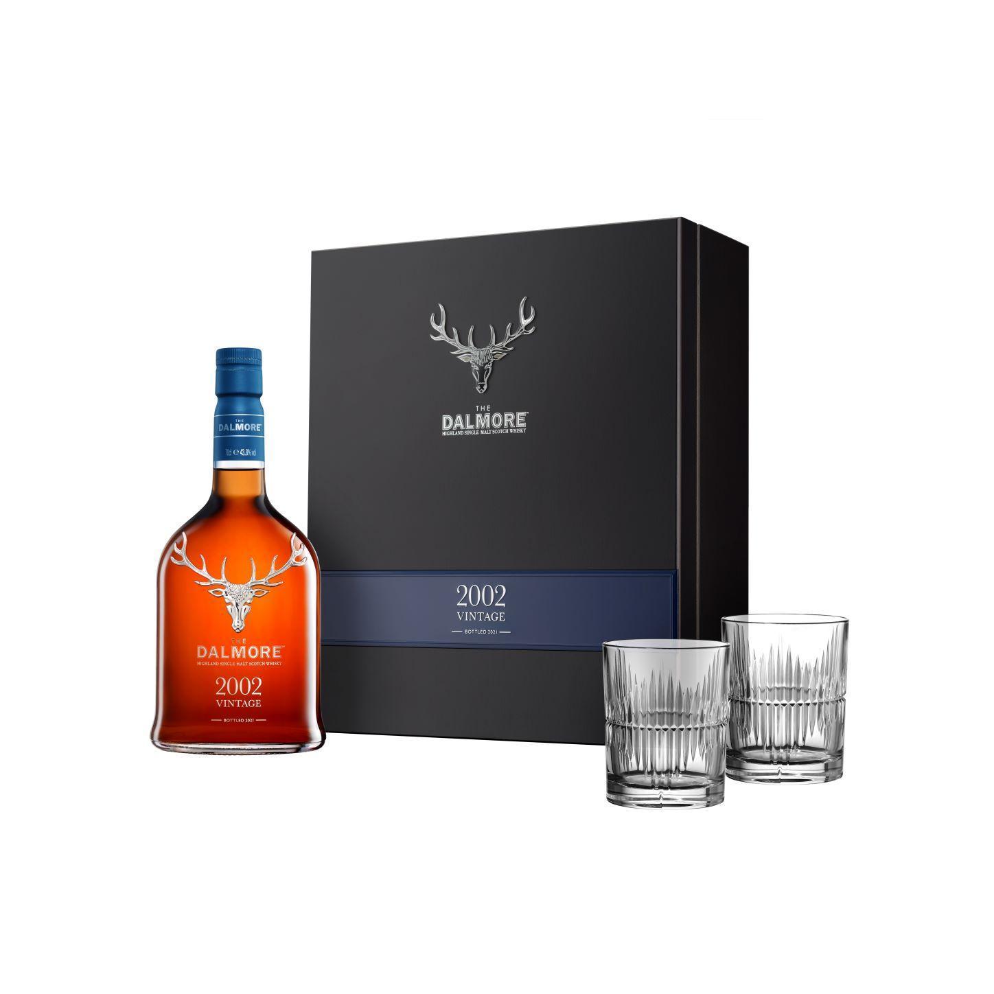 「大摩典藏珍稀年份Vintage 2002」每瓶新台幣15,000元，盛裝在附有Riedel威士忌對杯的精緻黑木盒。（尚格酒業提供）