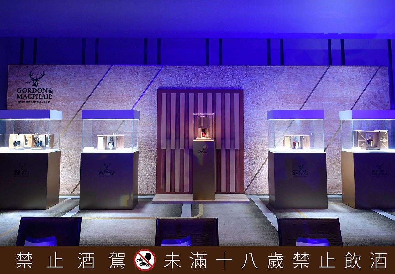 廷漢集團30周年晚宴現場展示一系列高登麥克菲爾私人典藏系列高年份單一麥芽威士忌。(廷漢集團提供)