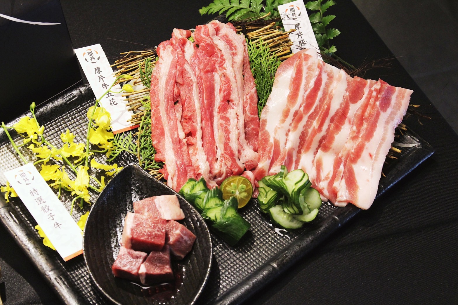 除了多種類肉串，油花豐厚的牛、豚五花片片上烤網排開也是爽度破表。
