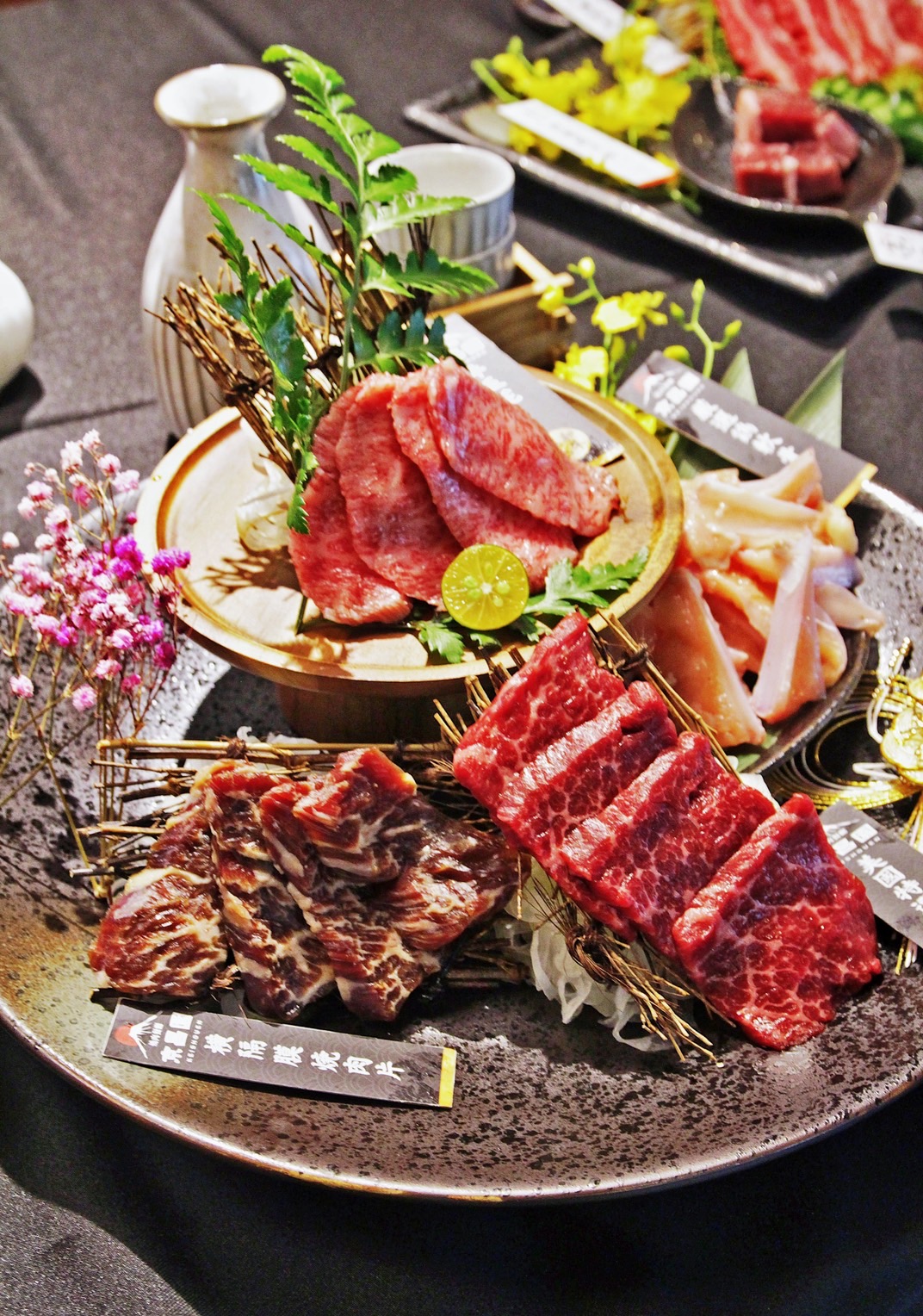 「銀選和牛燒肉組」走微奢華路線，細嘗精選和牛的同時也能一品軟嫩牛肩。