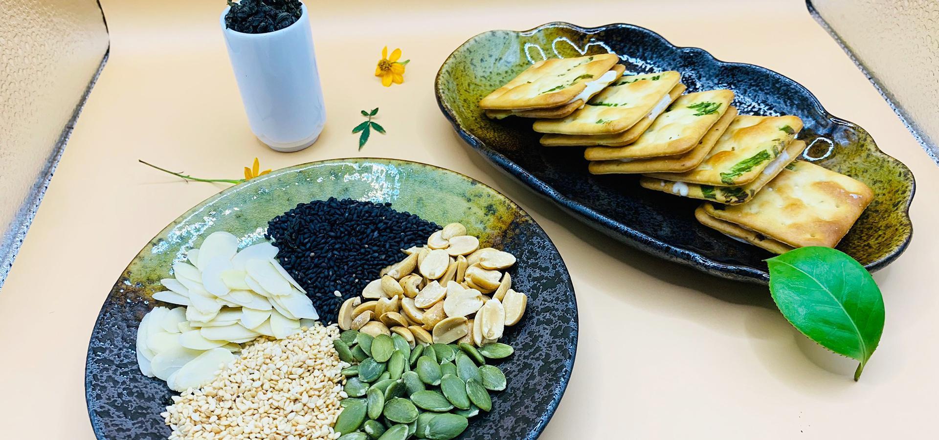 到「青蔥文化館」可以體驗「青蔥蘇打牛軋餅DIY」，搞不好會發現自己做牛軋餅的天賦。 （農遊超市提供）