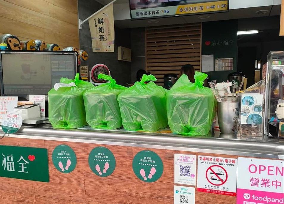 暱稱「想要做愛」的消費者點了25杯手搖熱飲,要求送至山上的涼亭,最後外送員以棄單收場。(翻攝自臉書社團外送員的奇聞怪事)
