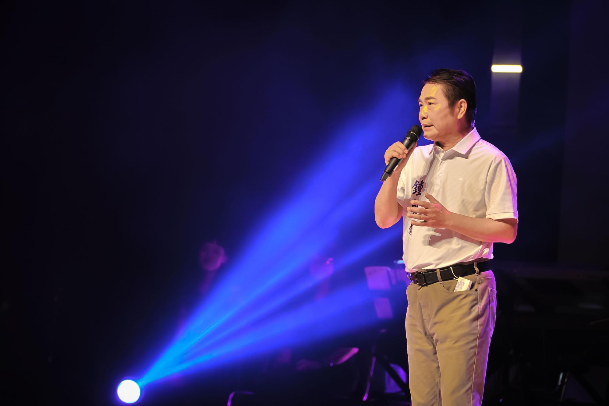 鍾東錦的演唱讓與會觀眾直呼他是「被政治耽誤的客家歌手」。（鍾東錦服務處提供）