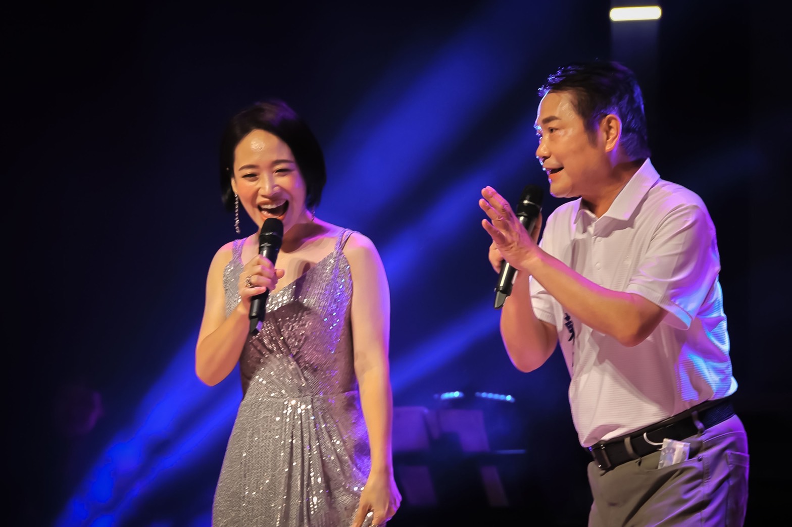 苗栗議長鍾東錦（右）前往苗北藝文中心，參與2022「山城鄉音迎好客」演唱會，當場秀了一首客家山歌。（鍾東錦服務處提供）