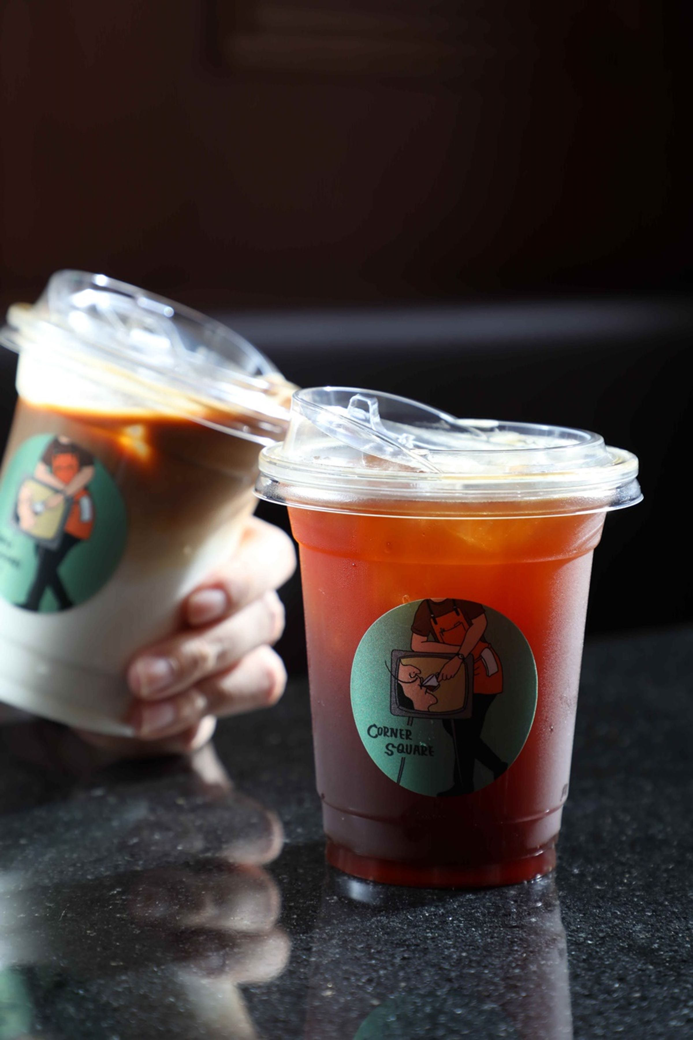 將咫尺角落當作咖啡廳也沒問題，從美式咖啡（右，100元／杯）、拿鐵（左，150元／杯）到手沖應有盡有。
