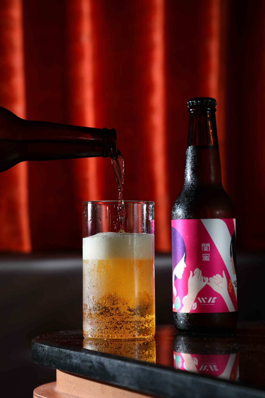 「沃隼釀造」的「閨蜜水蜜桃水果酒」，帶有蘋果發酵後的微酸與水蜜桃的清甜，清早開喝也無負擔。（180元／瓶）