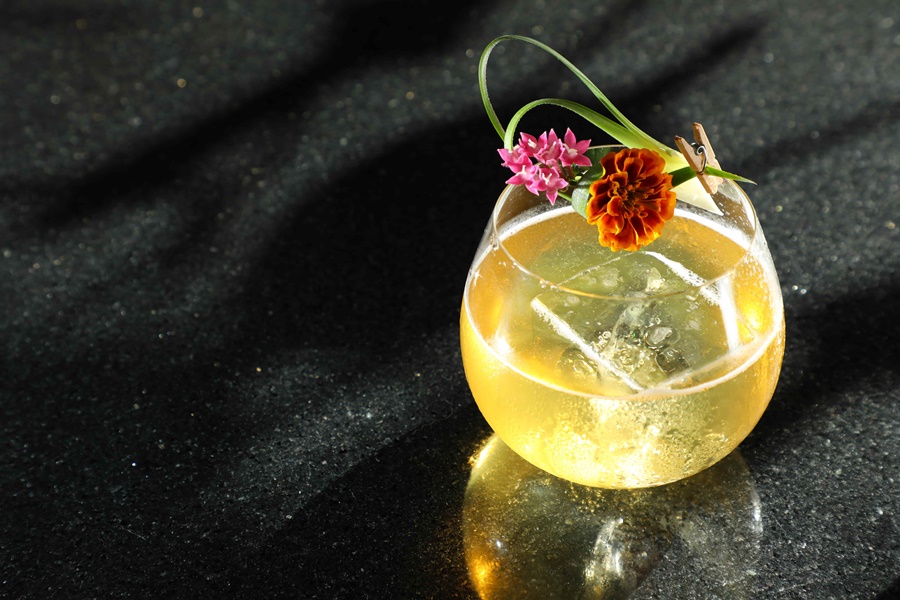 「茶山春露」將大吟釀清酒的細緻米香藏進了烏龍茶韻中。（280元／杯）