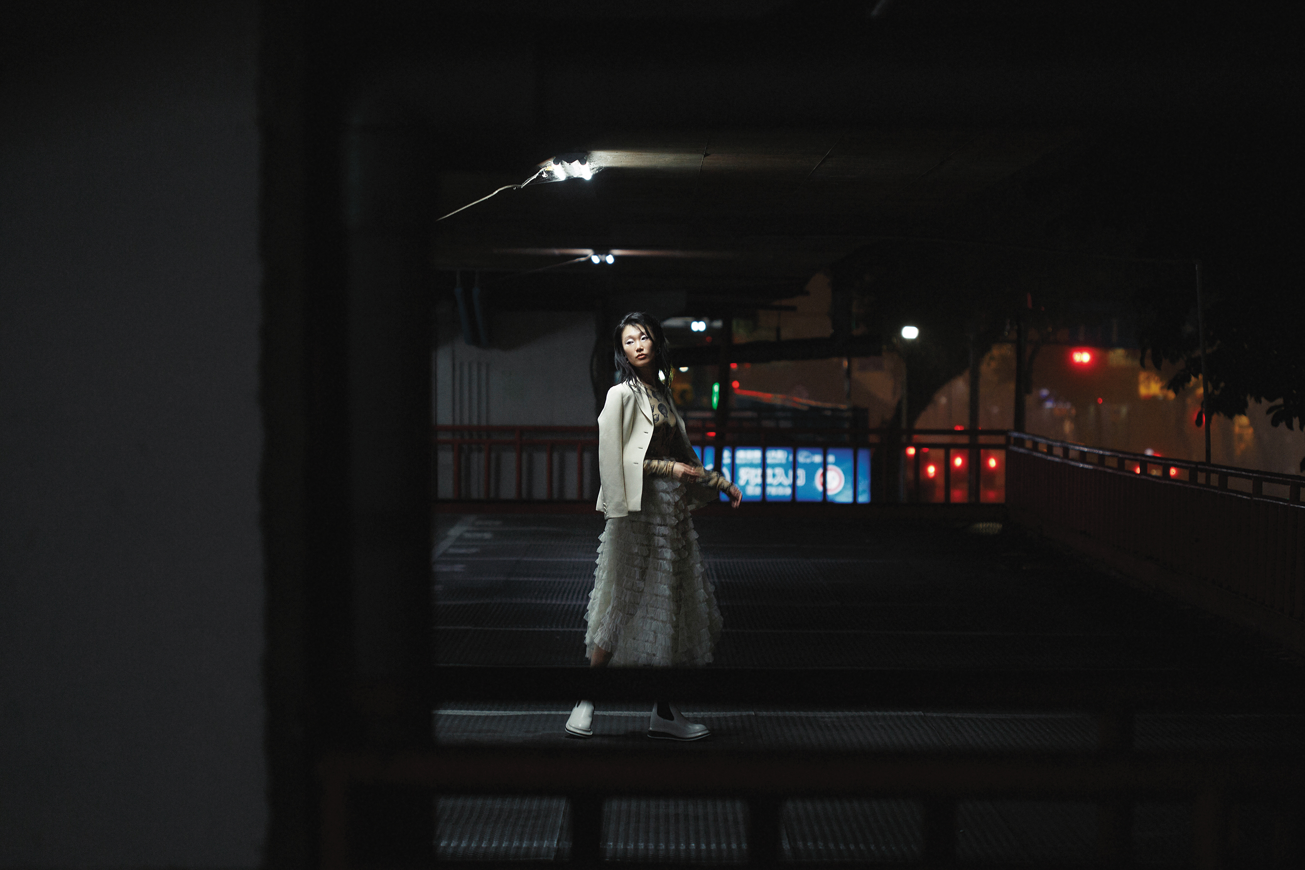 白色bar jacket NT$155,000 by DIOR／透膚印花上衣 NT$12,800 by SPORT MAX／白色紗裙 NT$340,000 by DIOR／白色內搭褲 NT$29,000 by DIOR／白色短靴 NT$32,000 by LOEWE