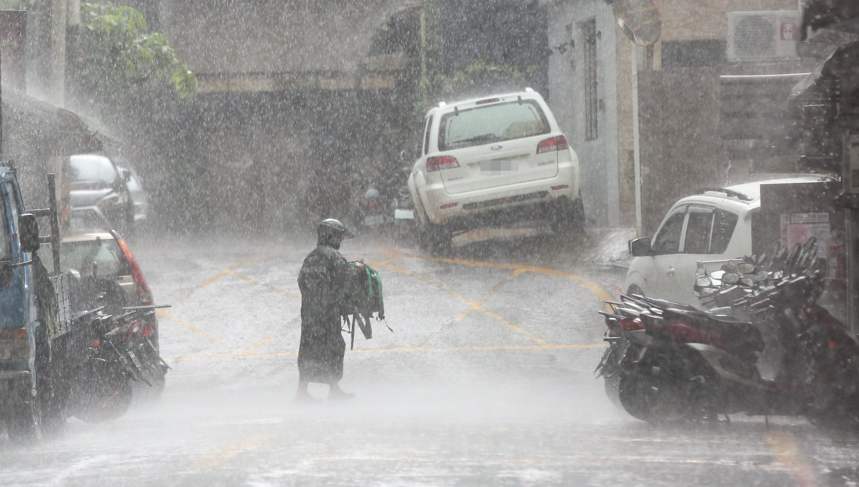軒嵐諾颱風轉弱為中颱，但氣象專家表示很可能明日又再度轉為強颱，更夠透露若放颱風假，4地區最有可能。