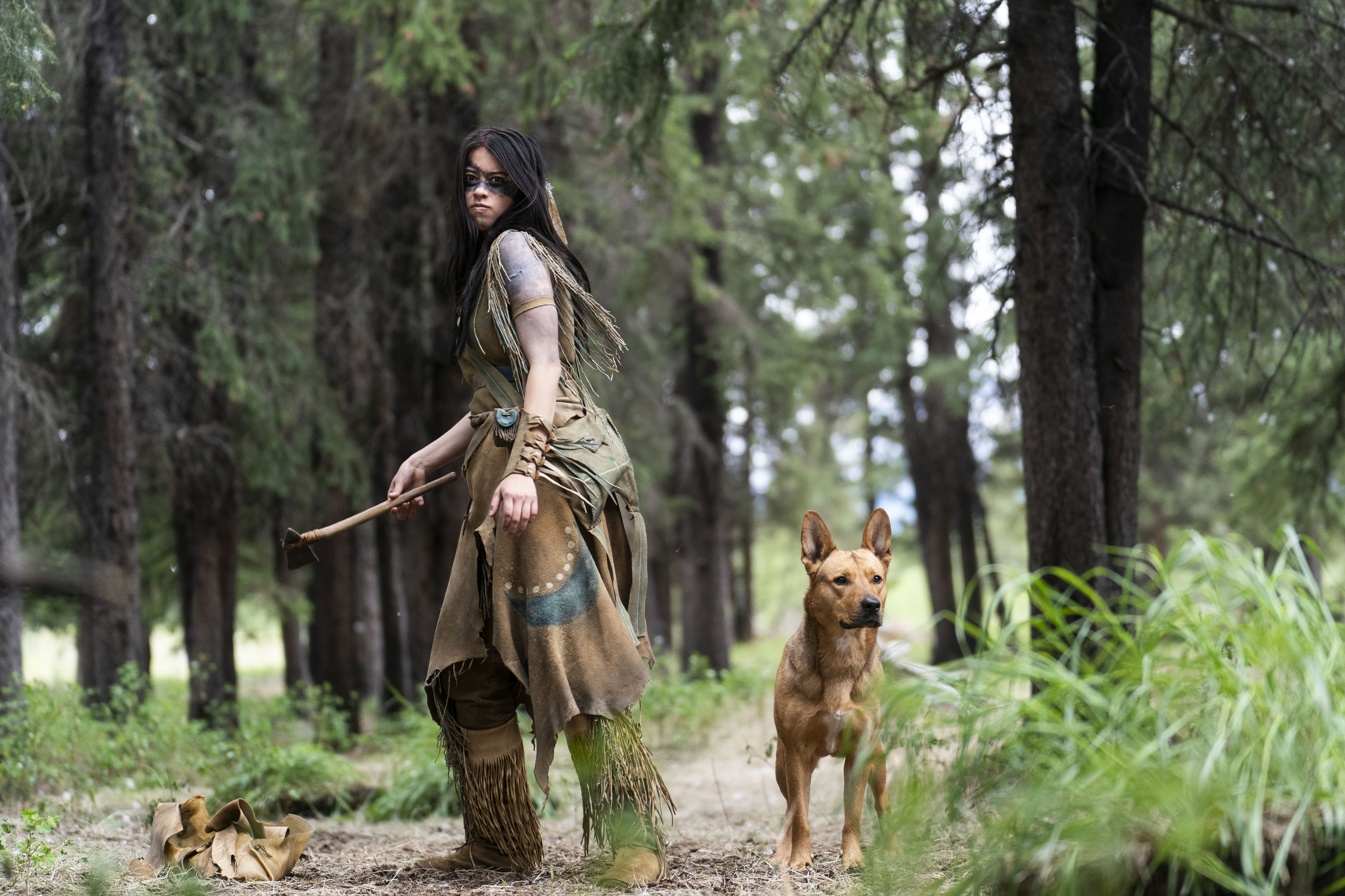 《終極戰士：獸獵者》出現了一條狗，跟著女主角上山下海，還大戰棕熊跟外星人，堪稱搶鏡第一。（Disney+提供）