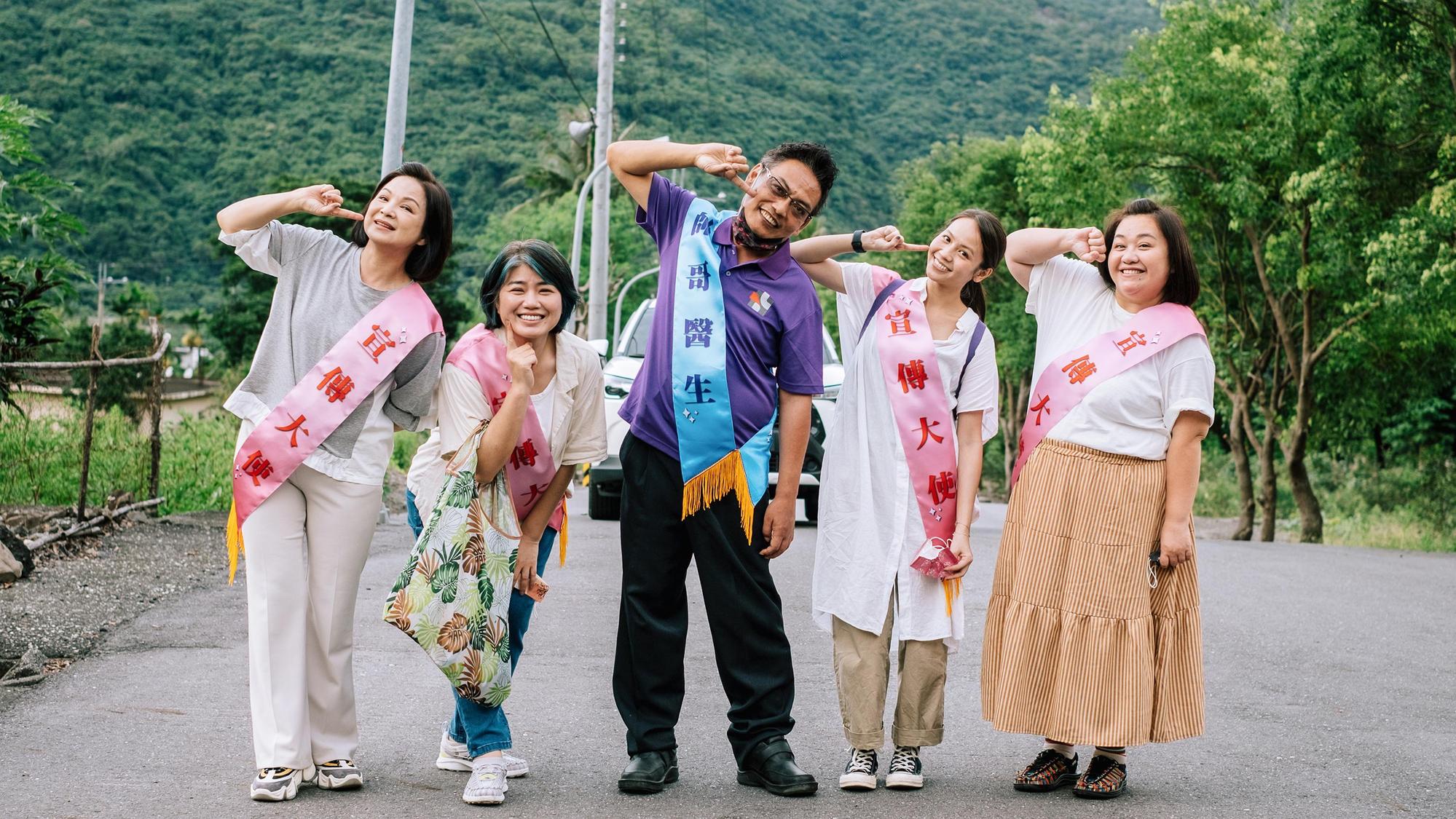 楊貴媚(左)、嚴藝文(左二)、鍾欣凌(右)展開台東旅途。(桂田文化藝術基金會提供)