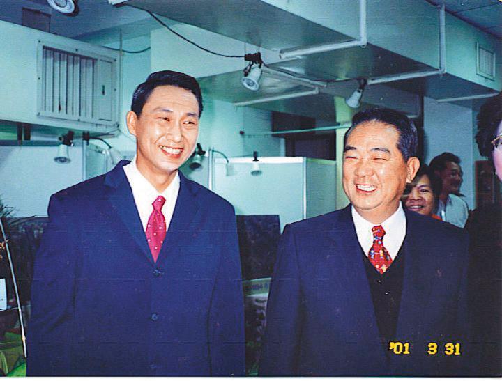薛志正（左）因模仿政治人物爆紅，曾與宋楚瑜（右）合影。（翻攝自薛子騛臉書）
